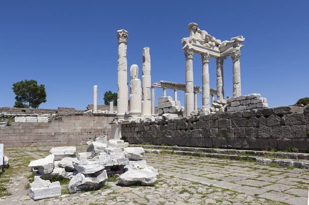 Pergamon Acropolis. Turkije. De ruïnes van de tempel van Trajanus. - Foto, afbeelding
