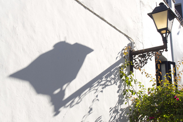 Sombra de una farola en la pared
 - Foto, Imagen