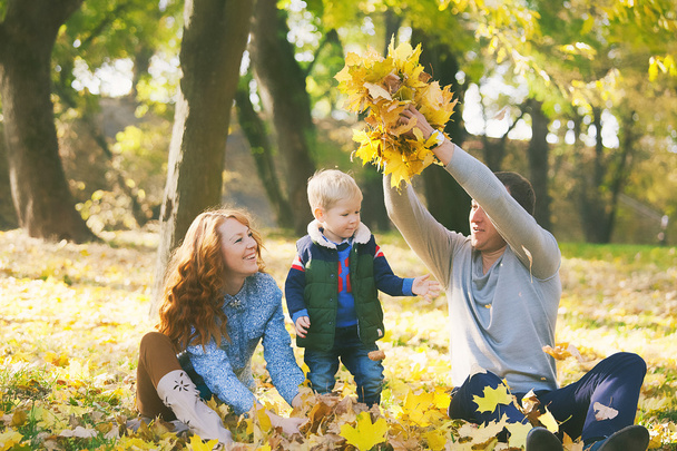 Szczęśliwa rodzina zabawę w parku miejskim jesień - Zdjęcie, obraz