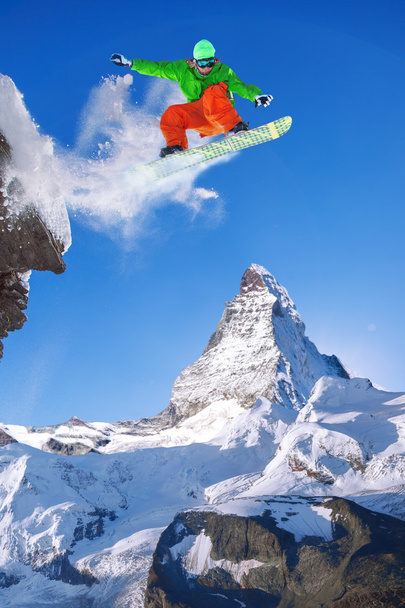 Snowboarder saltando contra el pico Matterhorn en Suiza
 - Foto, imagen