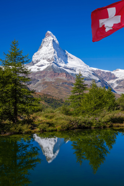 Matterhorn refleksji w Grindjisee w Alpach Szwajcarskich, Szwajcaria - Zdjęcie, obraz