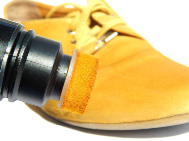 Желтый ботинок и желтая краска для обуви на белом фоне
 - Фото, изображение