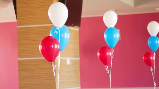 Τσαμπιά από πολύχρωμα μπαλόνια, διακόσμηση δωματίου - Πλάνα, βίντεο