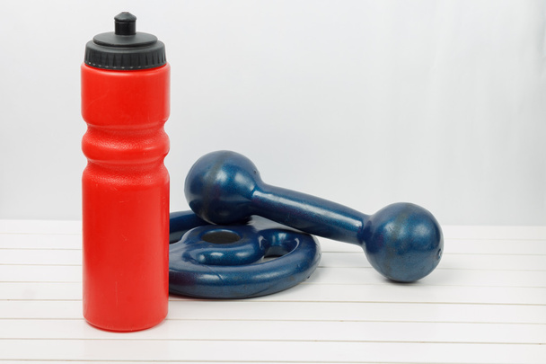Su şişesi, ağırlık ve halter - Fotoğraf, Görsel