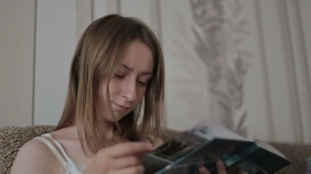 молода жінка читає книгу на дивані
 - Кадри, відео