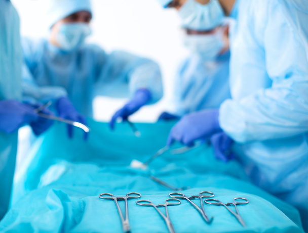Chirurgien d'équipe au travail en salle d'opération - Photo, image