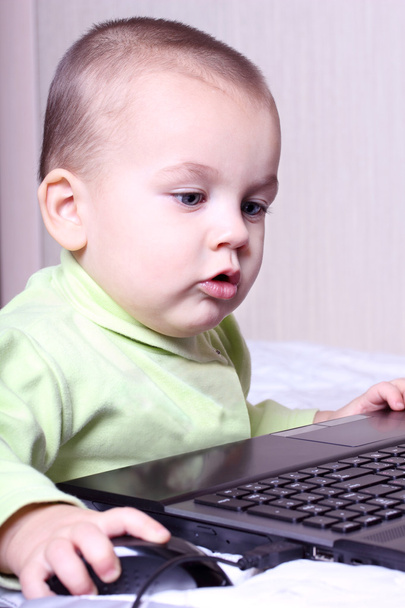 Child working at a computer - Фото, зображення