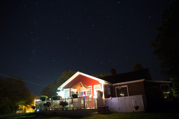 Kırmızı ev ve yıldızlı gece - Fotoğraf, Görsel