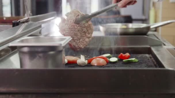 Επαγγελματίας σεφ μαγείρεμα κρέας και λαχανικά στο ρυθμιστικό μπάρμπεκιου σχάρα αργή κίνηση - Πλάνα, βίντεο