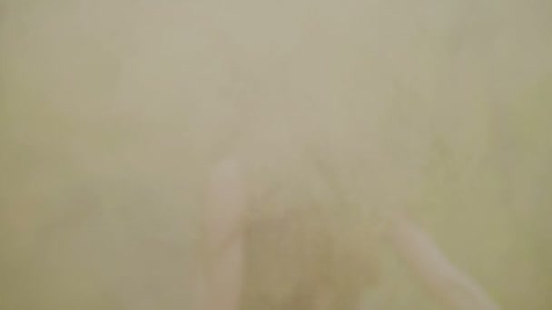Счастливая молодая женщина в темном платье с цветочным принтом весело проводит время под открытым небом в джинсовом лесу. Красавица девушка с оранжевой дымовой шашкой кружится и смеется. Orange colorful smoke background. камера
 - Кадры, видео