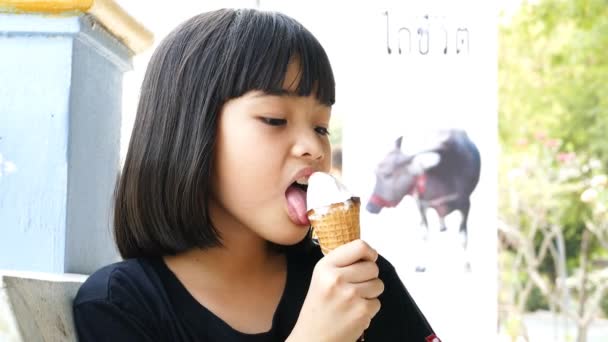Ázsiai gyerek nyalás fagylalt. - Felvétel, videó
