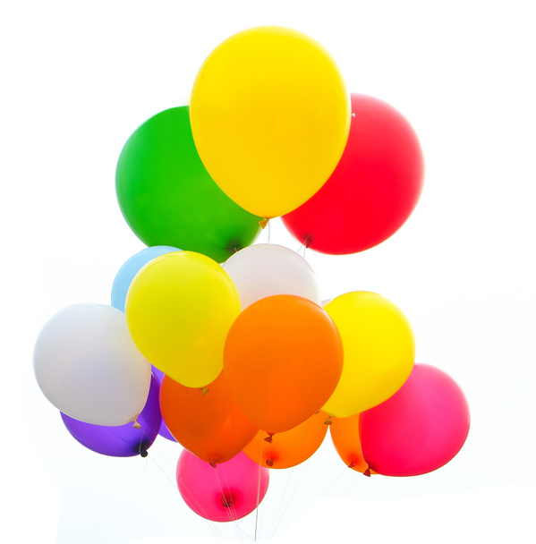 Manojo de globos de colores sobre un fondo blanco
. - Foto, Imagen