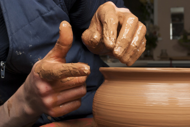 Ruce hrnčíře, vytváří hliněnou nádobu na kruh - Fotografie, Obrázek