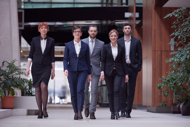 Grupo de gente de negocios caminando
 - Foto, imagen