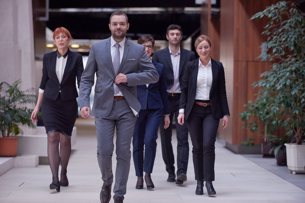 Grupo de Empresários Caminhando
 - Foto, Imagem