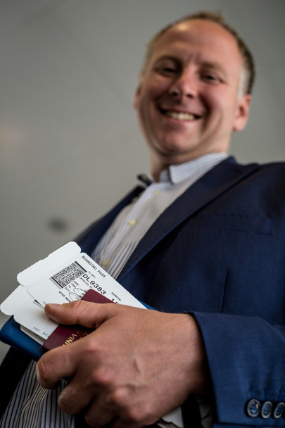 Ember és beszállókártyáját és útlevelét - Fotó, kép