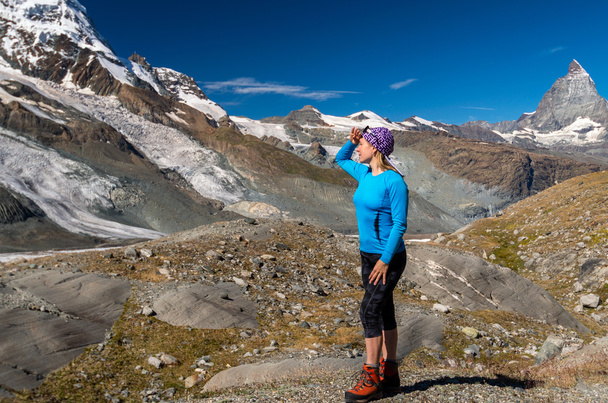 Vrouw wandelaar gletsjer kijken. Swiss, Matterhorn - Foto, afbeelding