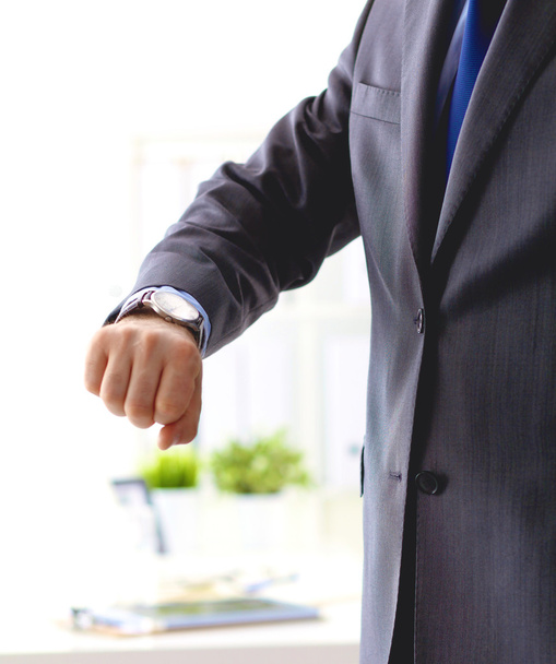 Un homme d'affaires vérifie l'heure de sa montre. hommes main avec une montre
 - Photo, image