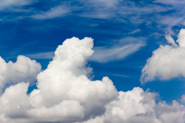 ふくらんでいる白い雲と美しい水色の空 - 写真・画像