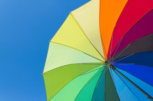 Барвиста парасолька на фоні неба
 - Фото, зображення