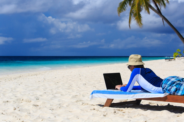 homem com laptop em férias tropicais
 - Foto, Imagem