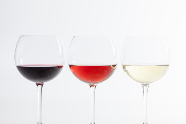Copas de vino sobre fondo blanco
 - Foto, imagen