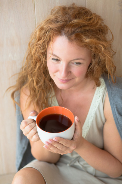 Middle-aged woman with a cup of tea - Fotoğraf, Görsel