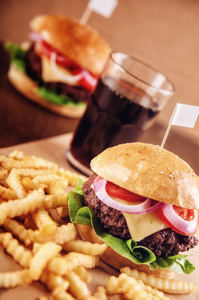 Mielona wołowina Cheese Burger z frytkami i Cola - Zdjęcie, obraz