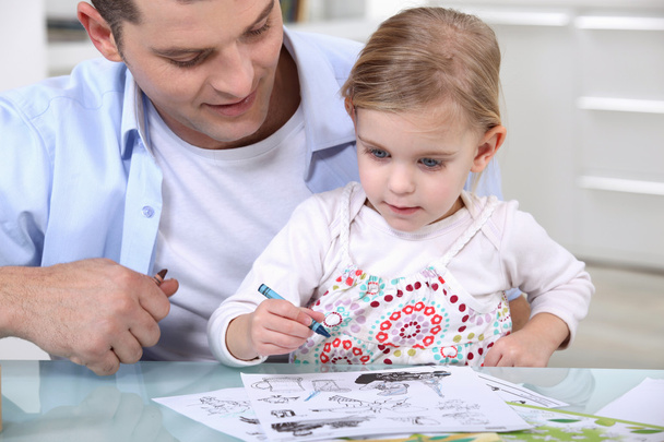 Little girl drawing with father - Фото, зображення