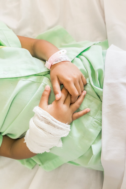 Πρησμένα και να έδεσε τα χέρια του ένα μικρό κορίτσι ασθενούς στο νοσοκομείο - Φωτογραφία, εικόνα