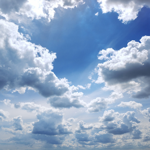 Mooie wolken in de blauwe lucht - Foto, afbeelding