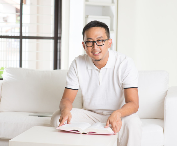 casual asian man reading - Фото, зображення