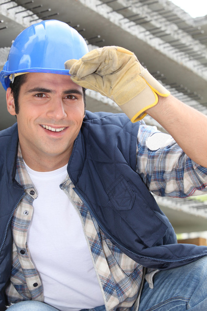 Smiling construction worker wearing a hardhat - Foto, Imagen
