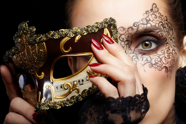 Preciosa mujer en máscara
 - Foto, Imagen