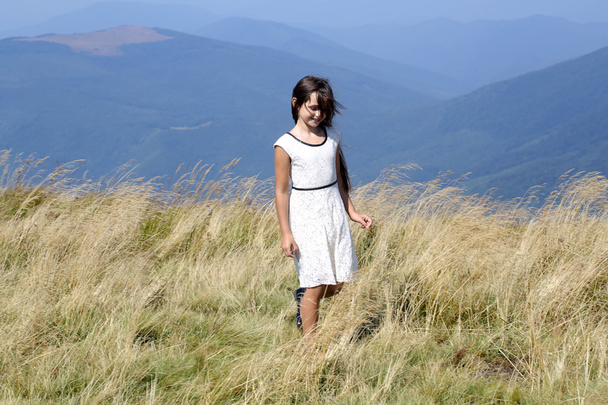 Girl in mountain valley - Foto, Bild