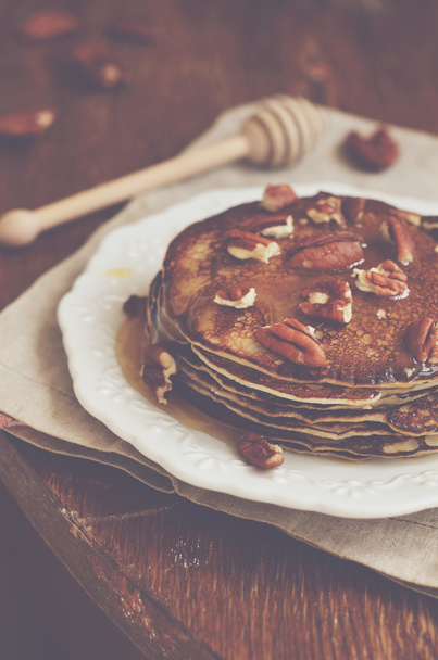 Homemade thin pancakes with honey and pecan nuts on white porcel - Foto, immagini