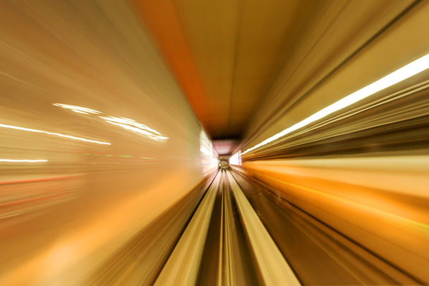 hoge snelheid beweging in een tunnel - Foto, afbeelding
