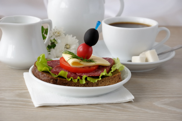 Бутерброд з чашкою кави та молока
 - Фото, зображення