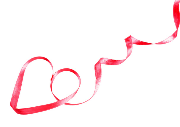 Růžovou stuhou v tvaru srdce izolovaných na bílém - Fotografie, Obrázek