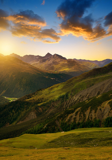 Hermoso paisaje alpino al amanecer
. - Foto, Imagen