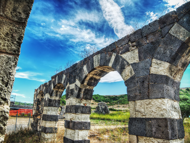 старая стена с арками во дворе Saccargia
 - Фото, изображение
