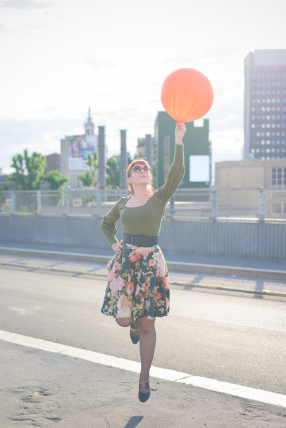 giovane bella rossa donna che gioca con palloncino
 - Foto, immagini
