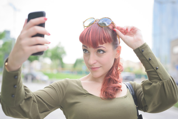 jeune belle rousse femme prendre selfie
 - Photo, image