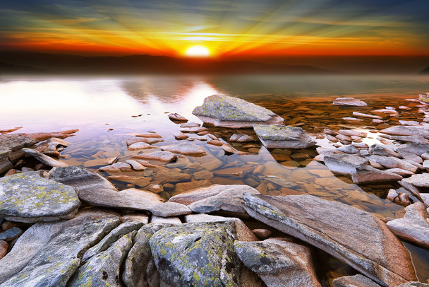 Dramatische zonsondergang Over het Lake natuur landschap - Foto, afbeelding