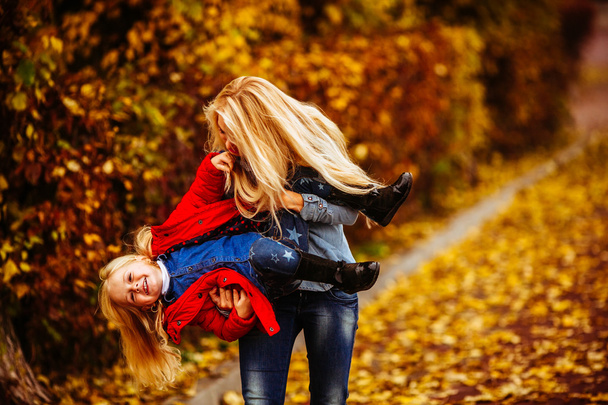 Mutter mit Tochter im Autumn Park - Foto, Bild
