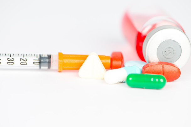 Injekciós üveg és gyógyszert tabletta - Fotó, kép