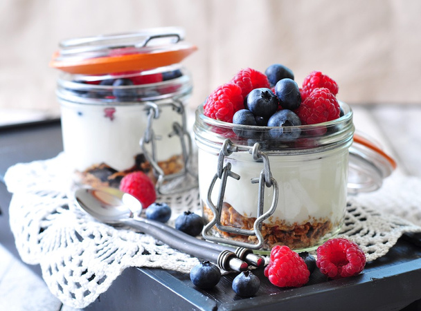 granola casera con yougurt fresco, arándanos, frambuesas, pasas y néctar de agave orgánico. Desayuno saludable
 - Foto, Imagen