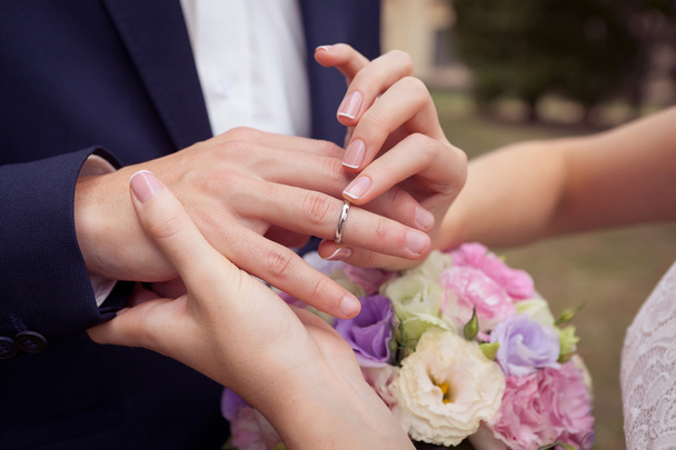 Vorschlag mit goldenen Ringe an der Hand des Bräutigams - Foto, Bild