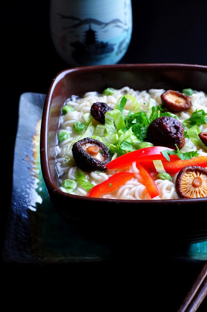 ramen noodles with shiitake mushrooms, green peas, sweet pepper and coriander - Fotoğraf, Görsel