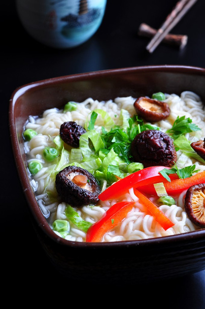 ramen noodles with shiitake mushrooms, green peas, sweet pepper and coriander - Foto, afbeelding